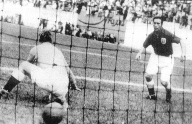 Fussballweltmeisterschaft in Brasilien Vorrunde Gruppe 2 USA - England 1:0 (1:0) U.B.z. das einzige gefallen Tor in diesem Spiel. Torwart Bert Williams (links ENG) war chancenlos. Rechts Alf Ramsey ? (ENG). 29.06.1950 in Belo Horizonte (Estadio Mineiro) - Brasilien -Archiv *** Football World Cup in Brazil Fight Group 2 USA England 1 0 1 0 u B Z the only one Favor goal in this Game Goalkeeper Bert Williams left tight was a chance right Alf Ramsey tight 29 06 1950 in Belo Horizons Estadio Mineiro Brazil Archive