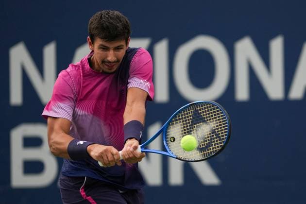 August 4, 2025, Toronto, Ontario, Canada: Alexei Popyrin of Australia plays a backhand against Alexander Zverev of Germany during the Men s Singles round of 16 match on day 10 of the ATP, Tennis Herren Masters 1000 National Bank Open at Sobeys Stadium. on August 4, 2025 in Toronto, Canada. Toronto Canada - ZUMAe321 20250804_zsa_e321_016 Copyright: xLeonardoxRamirezx