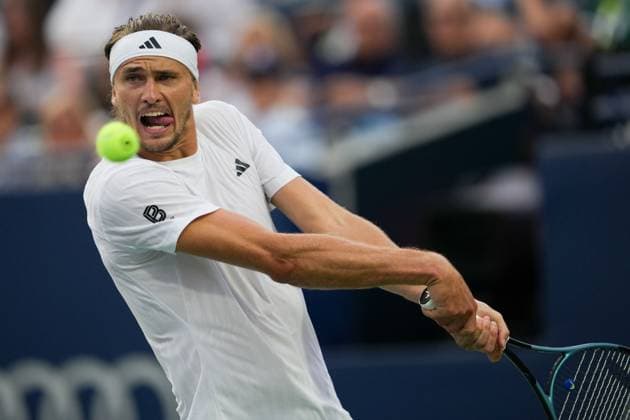 August 4, 2025, Toronto, Ontario, Canada: Alexander Zverev of Germany plays a backhand against Alexei Popyrin of Australia during the Men s Singles round of 16 match on day 10 of the ATP, Tennis Herren Masters 1000 National Bank Open at Sobeys Stadium. on August 4, 2025 in Toronto, Canada. Toronto Canada - ZUMAe321 20250804_zsa_e321_026 Copyright: xLeonardoxRamirezx