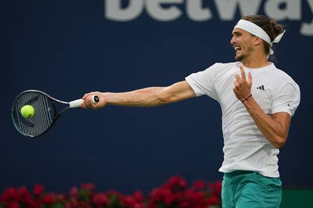 August 4, 2025, Toronto, Ontario, Canada: Alexander Zverev of Germany plays a forehand against Alexei Popyrin of Australia during the Men s Singles round of 16 match on day 10 of the ATP, Tennis Herren Masters 1000 National Bank Open at Sobeys Stadium. on August 4, 2025 in Toronto, Canada. Toronto Canada - ZUMAe321 20250804_zsa_e321_046 Copyright: xLeonardoxRamirezx