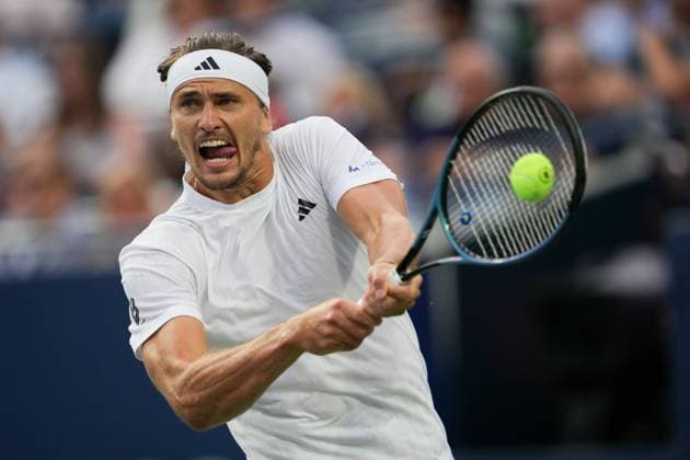 August 4, 2025, Toronto, Ontario, Canada: Alexander Zverev of Germany plays a backhand against Alexei Popyrin of Australia during the Men s Singles round of 16 match on day 10 of the ATP, Tennis Herren Masters 1000 National Bank Open at Sobeys Stadium. on August 4, 2025 in Toronto, Canada. Toronto Canada - ZUMAe321 20250804_zsa_e321_048 Copyright: xLeonardoxRamirezx