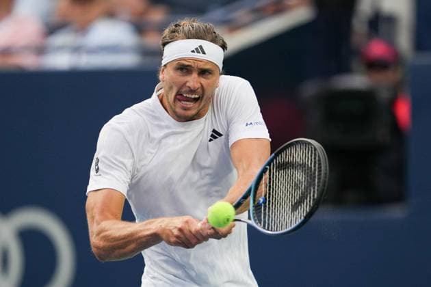 August 4, 2025, Toronto, Ontario, Canada: Alexander Zverev of Germany plays a backhand against Alexei Popyrin of Australia during the Men s Singles round of 16 match on day 10 of the ATP, Tennis Herren Masters 1000 National Bank Open at Sobeys Stadium. on August 4, 2025 in Toronto, Canada. Toronto Canada - ZUMAe321 20250804_zsa_e321_058 Copyright: xLeonardoxRamirezx