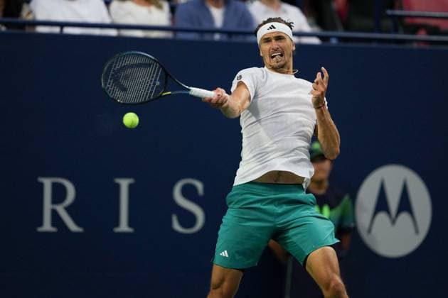 August 4, 2025, Toronto, Ontario, Canada: Alexander Zverev of Germany plays a forehand against Alexei Popyrin of Australia during the Men s Singles round of 16 match on day 10 of the ATP, Tennis Herren Masters 1000 National Bank Open at Sobeys Stadium. on August 4, 2025 in Toronto, Canada. Toronto Canada - ZUMAe321 20250804_zsa_e321_073 Copyright: xLeonardoxRamirezx