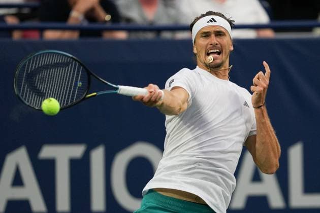 August 4, 2025, Toronto, Ontario, Canada: Alexander Zverev of Germany plays a forehand against Alexei Popyrin of Australia during the Men s Singles round of 16 match on day 10 of the ATP, Tennis Herren Masters 1000 National Bank Open at Sobeys Stadium. on August 4, 2025 in Toronto, Canada. Toronto Canada - ZUMAe321 20250804_zsa_e321_090 Copyright: xLeonardoxRamirezx