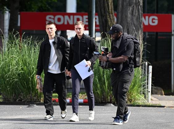 05 08 2025, xophax, Soccer 1 Bundesliga, 1 FC Koeln preparation new arrivals medical check Kristoffer Lund , left after his medical check at Geissbockheim with FC Koeln employees