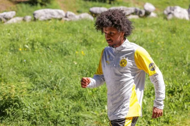 05 08 2025, Day 2 at Borussia Dortmunds training camp in Saalfelden, Karim Adeyemi Borussia Dortmund goes to the fans and signs autographs, Saalfelden athletics ground Saalfelden Salzburg Austria xRHR PHOTO DEx Copyright: DennisxEwert RHR-FOTOx RHR-FOTO DE