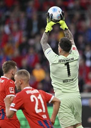 Torwart Kevin Müller 1. FC Heidenheim 1846 FCH 01 Aktion Relegation, Bundesliga, Voith-Arena, Heidenheim, Baden-Württemberg, Deutschland, Europa Goalkeeper Kevin Müller 1. FC Heidenheim 1846 FCH 01 Action Relegation, Bundesliga, Voith-Arena, Heidenheim, Baden-Württemberg, Germany, Europe Copyright: imageBROKER MichaelxWeber iblimw13812938.jpg Bitte beachten Sie die gesetzlichen Bestimmungen des deutschen Urheberrechtes hinsichtlich der Namensnennung des Fotografen im direkten Umfeld der Veröffentlichung Torwart Kevin Müller 1. FC Heidenheim 1846 FCH (01) Aktion Relegation, Bundesliga, Voith-Arena, Heidenheim, Baden-Württe imago images 0823940012