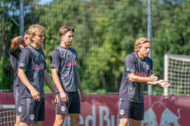 SOCCER - UEFA CL, RBS vs Brugge SALZBURG,AUSTRIA,05.AUG.25 - SOCCER - UEFA Champions League, qualification, Red Bull Salzburg vs Club Brugge, preview, training RBS. Image shows Frans Kraetzig, Jannik Schuster and Mads Bidstrup (RBS).  GEPAxpictures xWolfgangxKofler