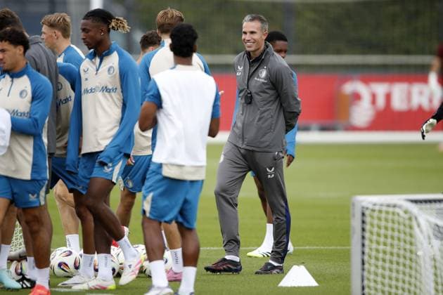 ROTTERDAM - Feyenoord coach Robin van Persie during a training session at training complex 1908, ahead of the third qualifying round Champions League match between Feyenoord and FenerbahoÂße, on Aug. 5, 2025 in Rotterdam, Netherlands. ANP BART STOUTJESDIJK xVIxANPxSportx xxANPxIVx 532855726 originalFilename: 532855726.jpg