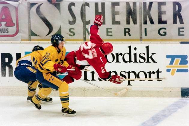 961109 Ishockey, Karjala Cup, Sverige - Ryssland, 4-1: Per Svartvadet, Sverige stoppar rysslands Alexander Korolyuk *** 961109 Ice hockey, Karjala Cup, Sweden Russia, 4 1 Per Svartvadet, Sweden stops Russias Alexander Korolyuk  Copyright: BILDBYRAN BB961109BB058