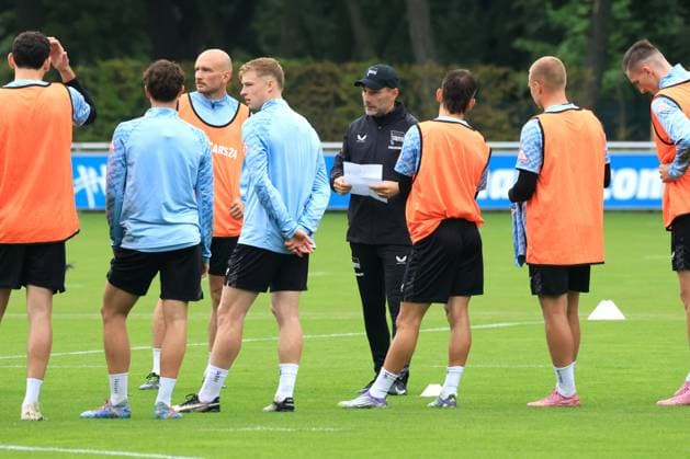 DEU, DFL, 2 FBL Hertha BSC, Training, 05 08 2025, Sportforum, Berlin, DEU, DFL, 2 FBL Hertha BSC, Training, im Bild Cheftrainer Stefan Leitl Hertha BSC Berlin , Hertha Spielerkreis DFL regulations prohibit any use of Photographs as image sequences and or quasi video nordphotoxGmbHx xEngler nph00076