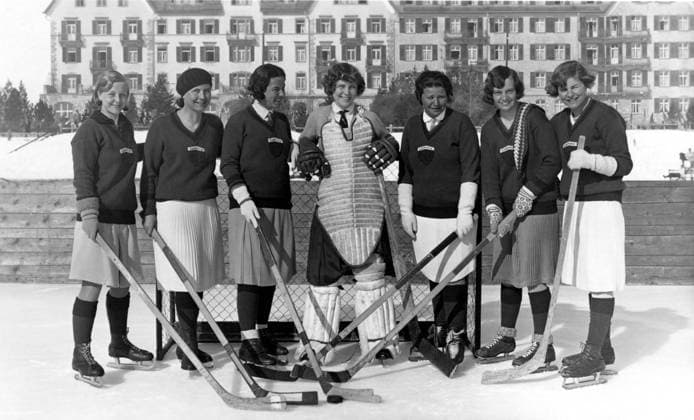 Wintersport, Frauen Eishockey Mannschaft, 1940er Jahre, genauer Ort unbekannt, Deutschland, Europa *** Winter sports, womens Ice hockey, Eishockey team, 1940s, exact place unknown, Germany, Europe Copyright: imageBROKER our-planet.berlin iblhek04638386.jpg Bitte beachten Sie die gesetzlichen Bestimmungen des deutschen Urheberrechtes hinsichtlich der Namensnennung des Fotografen im direkten Umfeld der Veröffentlichung! Wintersport, Frauen Eishockey Mannschaft, 1940er Jahre, genauer Ort unbekannt, Deutschland, Europa *** Winter sports, wo imago images 97149571