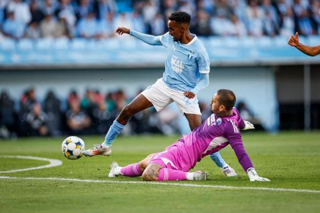 MALMÖ, SWEDEN 20250805 Copenhagen goalkeeper Dominik Kotarski battles with Malmös Taha Ali during Tuesdays Champions League qualifier between Malmö FF and FC Copenhagen at Eleda Stadion MALMÖ SWEDEN x10600x  Copyright: xAndreasxHillergren TTx CHAMPIONS LEAGUE KVAL MALMÖ-KÖPENHAMN