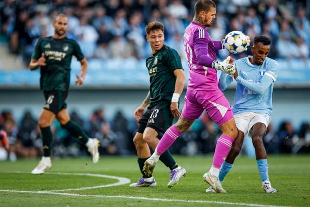 MALMÖ, SWEDEN 20250805 Copenhagen goalkeeper Dominik Kotarski battles with Malmös Taha Ali th during Tuesdays Champions League qualifier between Malmö FF and FC Copenhagen at Eleda Stadion MALMÖ SWEDEN x10600x  Copyright: xAndreasxHillergren TTx CHAMPIONS LEAGUE KVAL MALMÖ-KÖPENHAMN
