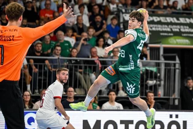 Goalkeeper Mikkel Lovkvist Paris Saint Germain and Elias Newel FRISCH AUF Goeppingen battle for the ball during the Handball Friendly match between Frisch Auf Göppingen and Paris Saint Germain at ratiopharm Arena on August 5, 2025 in Neu Ulm, Germany Photo by Harry Langer DeFodi Images