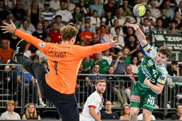 Goalkeeper Mikkel Lovkvist Paris Saint Germain and Elias Newel FRISCH AUF Goeppingen battle for the ball during the Handball Friendly match between Frisch Auf Göppingen and Paris Saint Germain at ratiopharm Arena on August 5, 2025 in Neu Ulm, Germany Photo by Harry Langer DeFodi Images