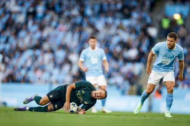 MALMÖ, SWEDEN 20250805 Copenhagens Jordan Larsson falls next to Malmös Gabriel Busanello during Tuesdays Champions League qualifier between Malmö FF and FC Copenhagen at Eleda Stadion MALMÖ SWEDEN x10600x  Copyright: xAndreasxHillergren TTx CHAMPIONS LEAGUE KVAL MALMÖ-KÖPENHAMN