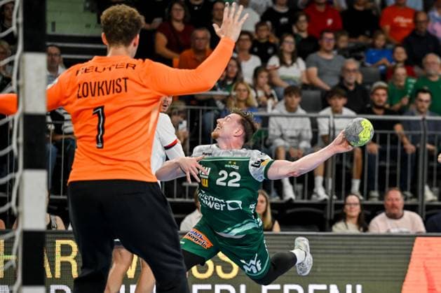 Goalkeeper Mikkel Lovkvist Paris Saint Germain and Erik Persson FRISCH AUF Goeppingen battle for the ball during the Handball Friendly match between Frisch Auf Göppingen and Paris Saint Germain at ratiopharm Arena on August 5, 2025 in Neu Ulm, Germany Photo by Harry Langer DeFodi Images