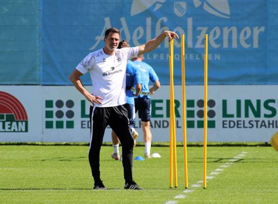 Football, Men, 3 Liga, Season 2025 2026, TSV 1860 Munich, Training, Grünwalder Strasse 114 Patrick Glöckner Gloeckner, Coach TSV 1860 Munich standing on the training ground with one hand holding on to a pole