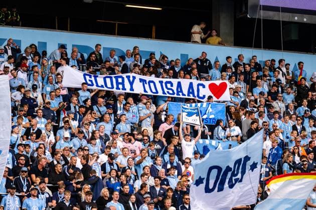 Malmo FF v FC Copenhagen, UEFA Champions League qualification, Malmoe, Sweden Malmo, Sweden. 05th, August 2025. Football fans of Malmo FF praise Isaac Thelin from the stands at the UEFA Champions League qualification match between Malmo FF and FC Copenhagen at Eleda Stadion in Malmo.  Copyright: xGonzalesxPhoto TobiasxJorgensenx