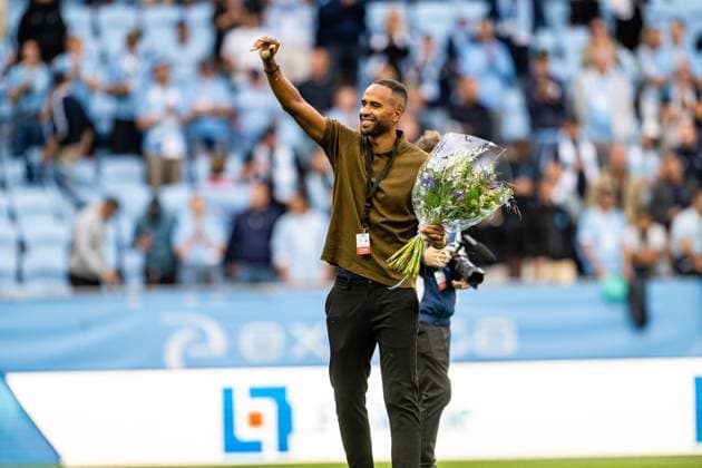 Malmo FF v FC Copenhagen, UEFA Champions League qualification, Malmoe, Sweden Malmo, Sweden. 05th, August 2025. Isaac Thelin is leaving Malmo FF and is praised before the UEFA Champions League qualification match between Malmo FF and FC Copenhagen at Eleda Stadion in Malmo.  Copyright: xGonzalesxPhoto TobiasxJorgensenx