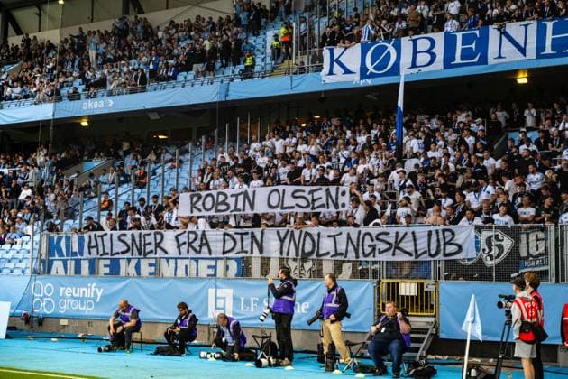 Malmo FF v FC Copenhagen, UEFA Champions League qualification, Malmoe, Sweden Malmo, Sweden. 05th, August 2025. Football fans of FC Copenhagen send a message to Malmo goalkeeper Robin Olsen during the UEFA Champions League qualification match between Malmo FF and FC Copenhagen at Eleda Stadion in Malmo.  Copyright: xGonzalesxPhoto TobiasxJorgensenx