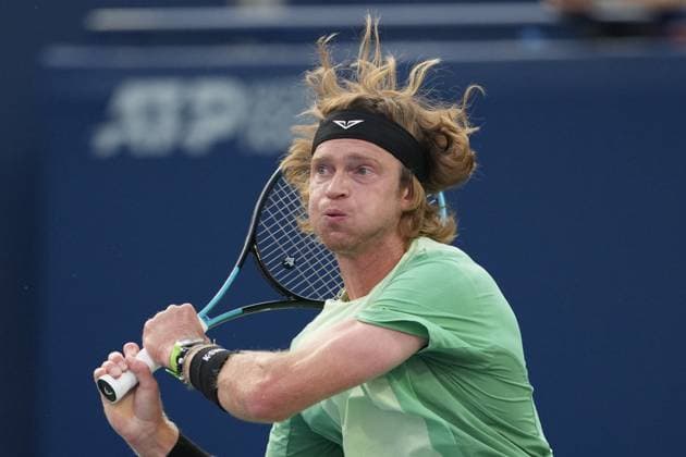 ATP, Tennis Herren Masters 1000 National Bank Open Toronto Presented by Rogers 2025 - Quarterfinals - Day 11 Andrey Rublev of Russia plays a backhand against Taylor Fritz of the United States during the Men s Singles quarterfinals match on day 10 of the ATP Masters 1000 National Bank Open at Sobeys Stadium. on August 4, 2025 in Toronto, Canada. (Photo by Leonardo Ramirez Eyepix Group) Copyright: xLeonardoxRamirezx xEyepixxGroupx LR-01082025-07111