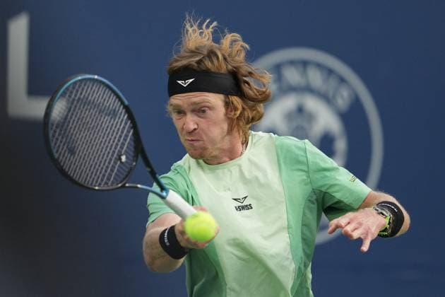 August 5, 2025, Toronto, Ontario, Canada: Andrey Rublev of Russia plays a forehand against Taylor Fritz of the United States during the Men s Singles quarterfinals match on day 10 of the ATP, Tennis Herren Masters 1000 National Bank Open at Sobeys Stadium. on August 4, 2025 in Toronto, Canada. Toronto Canada - ZUMAe321 20250805_zsa_e321_013 Copyright: xLeonardoxRamirezx
