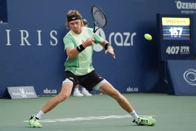 August 5, 2025, Toronto, Ontario, Canada: Andrey Rublev of Russia plays a backhand against Taylor Fritz of the United States during the Men s Singles quarterfinals match on day 10 of the ATP, Tennis Herren Masters 1000 National Bank Open at Sobeys Stadium. on August 4, 2025 in Toronto, Canada. Toronto Canada - ZUMAe321 20250805_zsa_e321_027 Copyright: xLeonardoxRamirezx