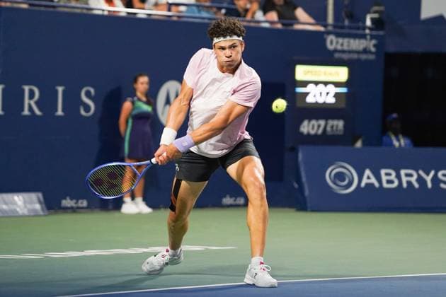 ATP, Tennis Herren Masters 1000 National Bank Open Toronto Presented by Rogers 2025 - Quarterfinals - Day 11 Ben Shelton of the United States plays a backhand against Alex De Minaur of Australia during the Men s Singles quarterfinals match on day 10 of the ATP Masters 1000 National Bank Open at Sobeys Stadium. on August 5, 2025 in Toronto, Canada. (Photo by Leonardo Ramirez Eyepix Group) Copyright: xLeonardoxRamirezx xEyepixxGroupx LR-01082025-06121