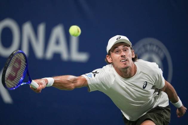 August 5, 2025, Toronto, Ontario, Canada: Alex De Minaur of Australia lunges to play a forehand against Ben Shelton of the United States during the Men s Singles quarterfinals match on day 10 of the ATP, Tennis Herren Masters 1000 National Bank Open at Sobeys Stadium. on August 5, 2025 in Toronto, Canada. Toronto Canada - ZUMAe321 20250805_zsa_e321_079 Copyright: xLeonardoxRamirezx