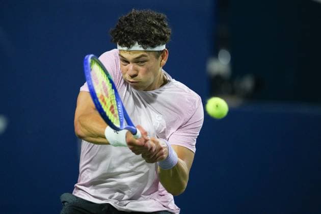 August 5, 2025, Toronto, Ontario, Canada: Ben Shelton of the United States plays a backhand against Alex De Minaur of Australia during the Men s Singles quarterfinals match on day 10 of the ATP, Tennis Herren Masters 1000 National Bank Open at Sobeys Stadium. on August 5, 2025 in Toronto, Canada. Toronto Canada - ZUMAe321 20250805_zsa_e321_102 Copyright: xLeonardoxRamirezx