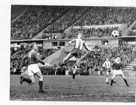 Fussballbundesliga Hertha BSC - Meidericher SV 5:2 (3:1) U.B.z. v.l. Ludwig Nolden (MSV), Lutz Steinert (Hertha) und Hartmut Heidemann (MSV). 27.03.1964 in Berlin (Olympiastadion) - Deutschland *** Football Bundesliga Hertha BSC Meidericher SV 5 2 3 1 u B Z v l Ludwig Nolden MSV , Lutz Steinert Hertha and Hartmut Heidemann MSV 27 03 1964 in Berlin Olympic Stadium Germany