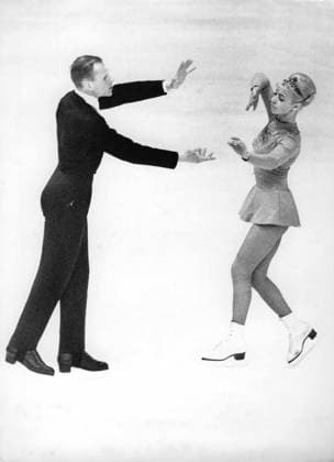 Olympische Winterspiele in Grenoble Eiskunstlauf U.B.z. Olympiasieger Ludmilla Belousowa und Oleg Protopopow. Februar 1968 in Grenoble - Frankreich !ACHTUNG AUFNAHMEDATUM GESCHÄTZT! *** Olympic Winter Games in Grenoble Figure skating u B Z Olympic medalists Ludmilla Belousova and Oleg Protopopow February 1968 in Grenoble France ATTENTION date estimated !ACHTUNG AUFNAHMEDATUM GESCHÄTZT!