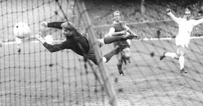 European Cup the National champion Final Real Madrid Eintracht Frankfurt 7 3 2 1 u B Z Tue Stefano right Madrid shoots to Goalkeeper Loy Frankfurt to 7 2 a 18 05 1960 in Glasgow Hampden Park Scotland