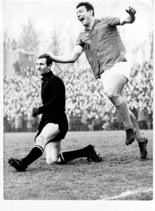 Football Bundesliga Schalke 04 1 FC Nuernberg 1 0 0 0 u B Z a nice Gesture from Manfred Cross Schalke , the at everything goal celebration to the beaten Goalkeeper Roland Wabra Nuernberg thinks and him comforting ueber the Head faehrt 06 11 1965 in Gelsenkirchen Glueckauf Arena Germany
