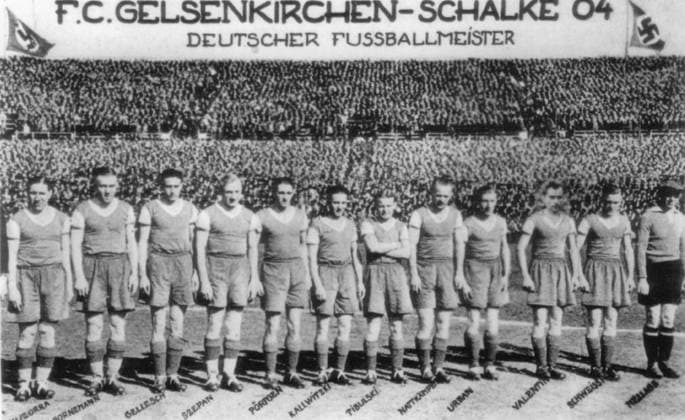 Fussball Deutschland Nationalsozialismus Mannschaft von FC Schalke 04. B.z. v.l. Kuzorra, Bornemann, Gellesch, Szepan, Poertgen, Kalwitzki, Tibulski, Nattkaemper, Urban, Valentin, Schweissfurth und Mellage. 1930er Jahre ! Man beachte die Anzahl der Spieler. Das Bild wurde manipuliert! -Archiv !ACHTUNG AUFNAHMEDATUM GESCHÄTZT! *** Football Germany National Socialism Team from FC Schalke 04 B Z v l Kuzorra, Bornemann, Gellesch, Szepan, Poertgen, Kalwitzki, Tibulski, Nattkaemper, Urban, Valentin, Schweissfurth and Mellage 1930er Years man note The Number the Players the Picture was manipulated Archive ATTENTION date estimated !ACHTUNG AUFNAHMEDATUM GESCHÄTZT!