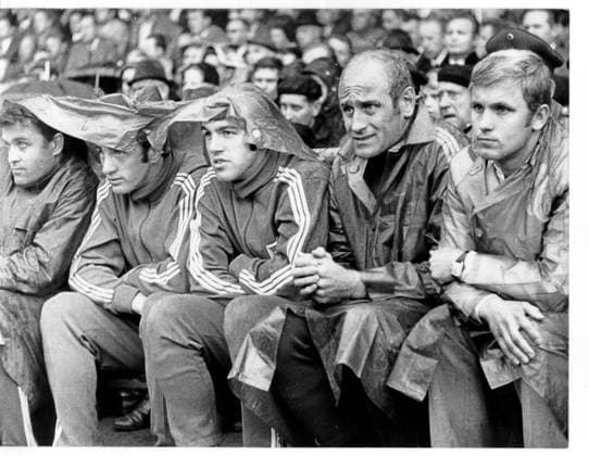 Fussballbundesliga Schalke 04 - Hertha BSC 2:0 (2:0) Schalker Spieler auf der Reservebank. U.B.z. v.l. Klaus Senger, Gerd Kasperski, Trainer Rudolf Gutendorf und Hans-Juergen Becher. 31.05.1969 in Gelsenkirchen (Glueckauf-Kampfbahn) - Deutschland *** Football Bundesliga Schalke 04 Hertha BSC 2 0 2 0 Schalke Players on the Reserve Bank u B Z v l Klaus Senger, Gerd Kasperski, team manager Rudolf Gutendorf and Hans Juergen Cups 31 05 1969 in Gelsenkirchen Glueckauf Arena Germany