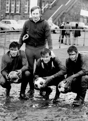 Zum Europapokal der Pokalsieger (Halbfinale Rueckspiel) Manchester City - Schalke 04 (5:1) am 15.04.1970 Schalkes Torhueter sehen nach dem Abschlusstraining zwar schwarz aus, sind aber wie ihr Trainer Rudi Gutendorf optimistisch. U.B.z. v.l. Norbert Nigbur, Dieter Burdenski, Josef Elting und dahinter Trainer Rudi Gutendorf. 12.04.1970 *** to European Cup the Cup Winners u0026 39; Cup Semi-finals Rueckspiel Manchester City Schalke 04 5 1 at 15 04 1970 Schalkes Goalkeeper see After the Conclusion of training though Black from, are but Like Her team manager Rudi Gutendorf optimistic u B Z v l Norbert Nigbur, Dieter Burdenski, Joseph Elting and behind team manager Rudi Gutendorf 12 04 1970