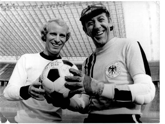 Fussball Fernsehen Deutschland U.B.z. Nationalspieler Berti Vogts (links) steht hier vor der Kamera fuer Dieter Hallervordens (rechts) Fernsehserie Non-stop-nonsens . 25.10.1976 in Deutschland *** Football Television Germany u B Z National player Berti Vogts left is here before the Camera for Dieter Hallervordens right Television series Non Stop nonsense 25 10 1976 in Germany