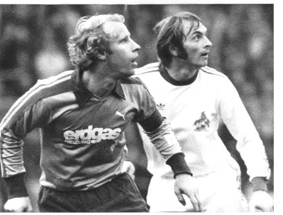 Fussballbundesliga 1. FC Koeln - Borussia Moenchengladbach 0:3 (0:1) U.B.z. Berti Vogts (links Gladbach) und Gegner Roger van Gool lieferten sich grosse Duelle in diesem Spiel. 06.11.1976 in Koeln (Muengersdorfer Stadion) - Deutschland *** Football Bundesliga 1 FC Cologne Borussia Moenchengladbach 0 3 0 1 u B Z Berti Vogts left Gladbach and Opponents Roger van Gool provided to Size Duels in this Game 06 11 1976 in Cologne Muengersdorfer Stadium Germany