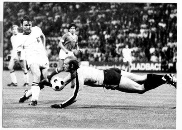 Fussball DFB-Pokal Viertelfinale Borussia Moenchengladbach - 1. FC Koeln 2:3 n.V. (2:2, 0:1) U.B.z. eine glaenzende Abwehrparade von Torwart Manfred Manglitz (rechts Koeln) vor Herbert Laumen (Gladbach). Im Hintergrund links Guenter Netzer (Gladbach) und rechts der Koelner Werner Biskup. 05.08.1970 in Moenchengladbach (Boekelberg Stadion) - Deutschland *** Football DFB Cup Quarter-finals Borussia Moenchengladbach 1 FC Cologne 2 3 n v 2 2, 0 1 u B Z a gleaming Defence parade from Goalkeeper Manfred Manglitz right Cologne before Herbert Laumen Gladbach in Background left Guenter Netzer Gladbach and right the Koelner Werner Biskup 05 08 1970 in Moenchengladbach Bökelberg Stadium Germany