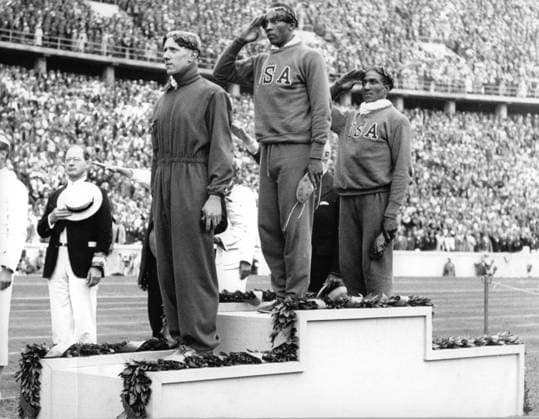 Olympische Sommerspiele in Berlin 100-Meter-Lauf Siegerehrung U.B.z. die Lauefer v.l. Martinus Osendarp (Bronze Niederlande 10,5 s.), Jesse Owens (Gold USA 10,3 s.) und Ralph Metcalfe (Silber USA 10,4 s.). Links mit Hut steht der US-Amerikaner Avery Brundage (Mitglied des IOC). August 1936 in Berlin (Olympiastadion) - Deutschland !ACHTUNG AUFNAHMEDATUM GESCHÄTZT! *** Olympic Summer Games in Berlin 100 Metres Run Award Ceremony u B Z The Lauefer v l Martinus Osendarp Bronze Netherlands 10,5 s , Jesse Owens Gold USA 10,3 s and Ralph Metcalfe Silver USA 10,4 s left with Hat is the U.S. Americans Avery Brundage Member the IOC August 1936 in Berlin Olympic Stadium Germany ATTENTION date estimated !ACHTUNG AUFNAHMEDATUM GESCHÄTZT!
