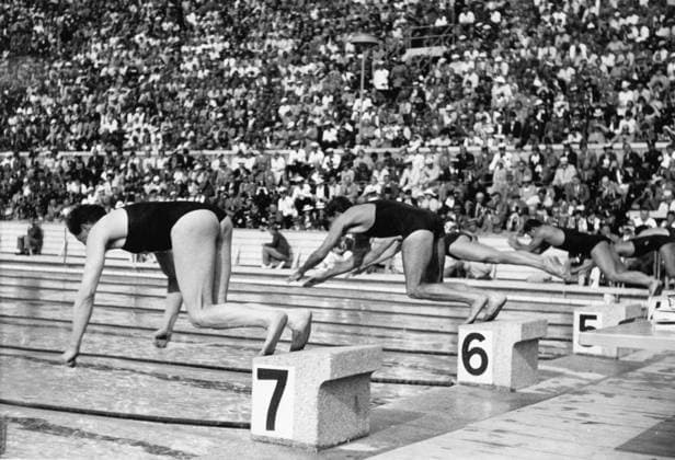 Olympische Sommerspiele in Berlin Schwimmen 1500-Meter-Freistil (Kraul) Endlauf U.B.z. der Sprung von den Startbloecken. Der Japaner Terada ging als Sieger hervor. August 1936 in Berlin (Schwimmstadion) - Deutschland !ACHTUNG AUFNAHMEDATUM GESCHÄTZT! *** Olympic Summer Games in Berlin Swimming 1500 Metres Free style Kraul Final round u B Z the Jump from the Startbloecken the Japanese Terada went as Winner show August 1936 in Berlin Swimming pool Germany ATTENTION date estimated !ACHTUNG AUFNAHMEDATUM GESCHÄTZT!