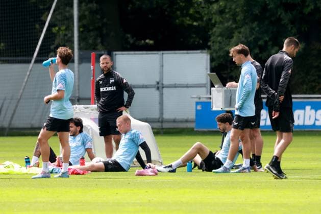 DEU, DFL, 2 FBL Hertha BSC, Training, 06 08 2025, Sportforum, Berlin, DEU, DFL, 2 FBL Hertha BSC, Training, im Bild Hertha Spielerkreis, Pause DFL regulations prohibit any use of Photographs as image sequences and or quasi video nordphotoxGmbHx xEngler nph00076