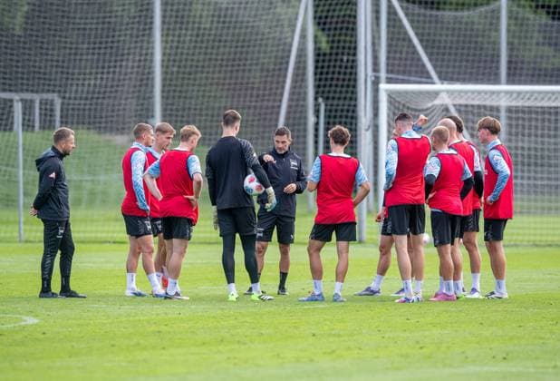 Soccer, Men, Season 2025 26, 2 Bundesliga, Hertha BSC, Training, Speech by coach Stefan Leitl Hertha BSC in the circle, 06 08 2025, Copyright: xSebastianxRäppold MatthiasxKochx