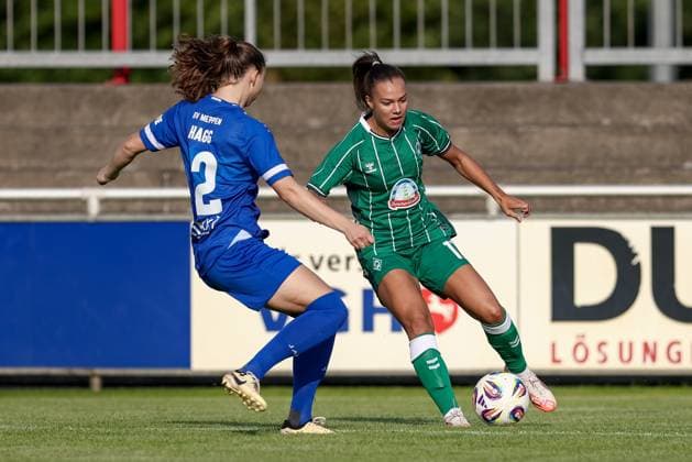 from left Sarah Hagg SV Meppen, 12 and Maja Sternad SV Werder Bremen, 11 in duel, duel, dynamic, action, action, match scene, 06 08 2025, Herzlake Germany , Soccer, Test match women, SV Meppen SV Werder Bremen xobx