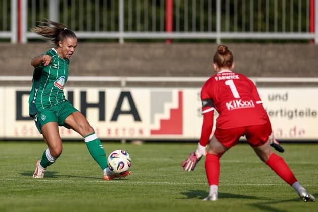 from left Maja Sternad SV Werder Bremen, 11 shooting at goal against Thea Farwick goalkeeper, goalkeeper, SV Meppen, 1 , shoots at the goal, on the ball, action, action scene,, 06 08 2025, Herzlake Germany , football, test match women, SV Meppen SV Werder Bremen xobx