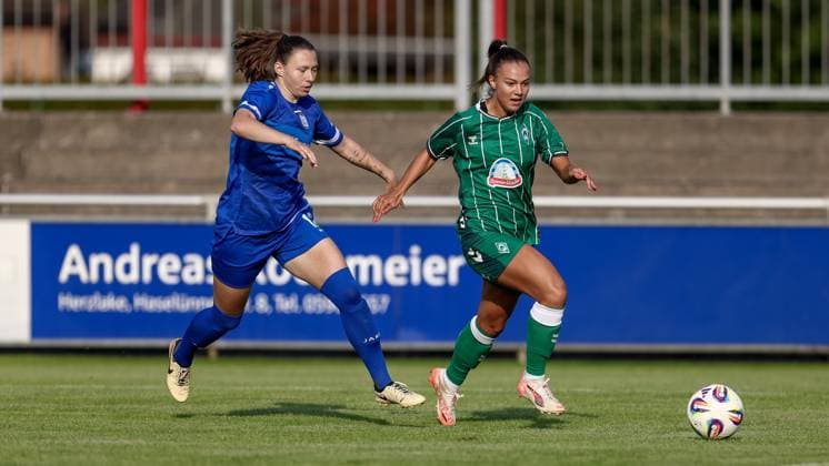 from left Sarah Hagg SV Meppen, 12 and Maja Sternad SV Werder Bremen, 11 in running duel, duel, dynamics, action, action, match scene, 06 08 2025, Herzlake Germany , Soccer, Test match women, SV Meppen SV Werder Bremen xobx