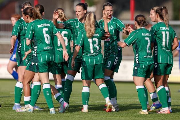 SV Werder Bremen players with goal celebration, cheering, jubilant, optimistic, match scene, highlight, joy about the goal to 0 1, 06 08 2025, Herzlake Germany , football, test match women, SV Meppen SV Werder Bremen xobx